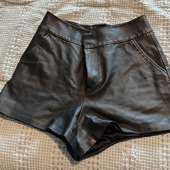 Alice + Olivia Pants - Alice Olívia faux leather shorts